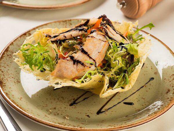 На высоте - Салат с индейкой в сырной корзинке