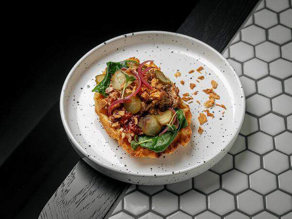 Waterzooi - Картофельная вафля со свиным ребром и соусом BBQ