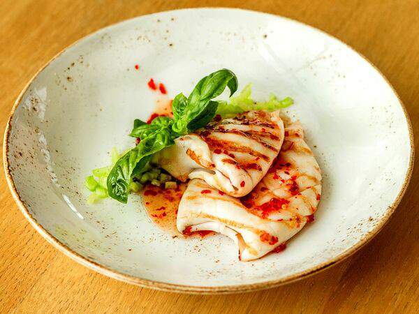 Победа - Кальмар на гриле с соусом из жареного лука