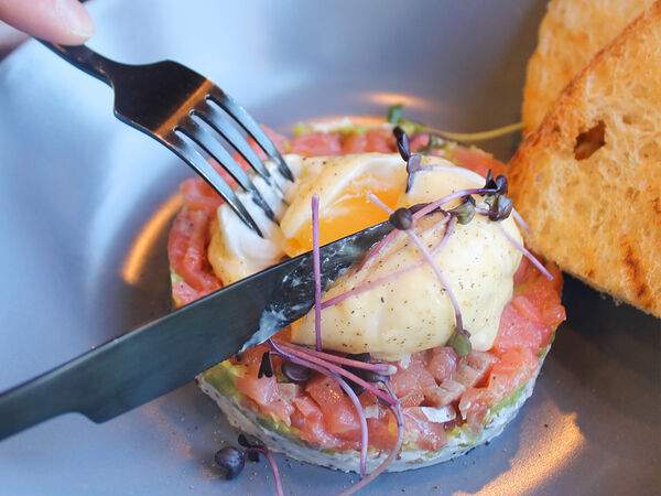 Кофейня Pankoff Bakery - Тартар с сёмгой, авокадо и яйцом пашот