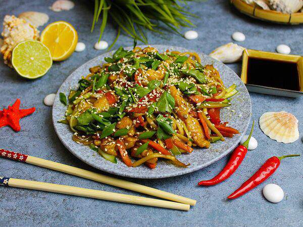 Может суши - Удон с курицей и терияки