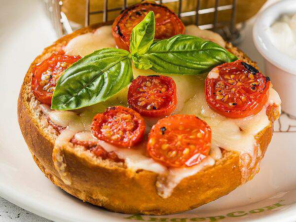 АндерСон - Пицца-бургер с сыром моцарелла и печеными томатами