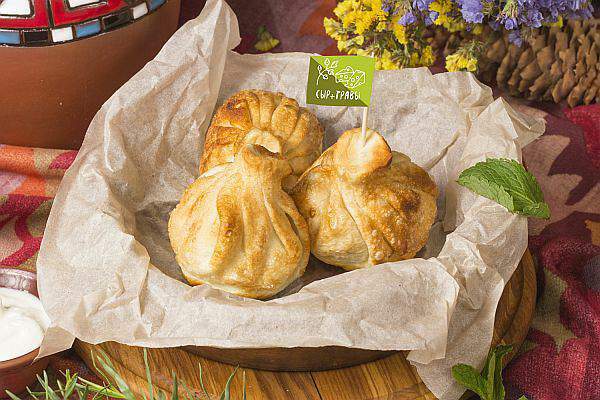 Мушмула - Хинкали с грузинскими сырами, свежим тархуном и мятой