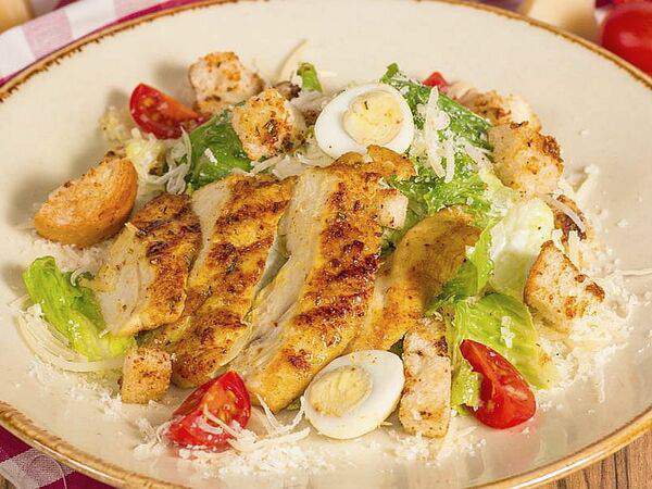 Луиджи - Цезарь с цыплёнком на гриле