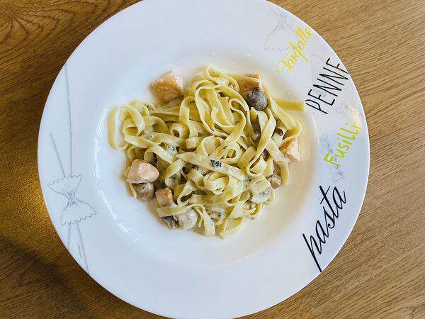 Изюм - Феттуччине с семгой