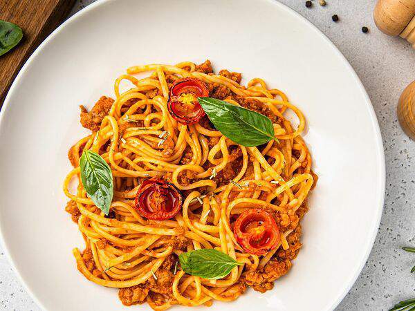 АндерСон - Лингвини с домашним соусом болоньезе в томатном соусе с базиликом и печеными томатами