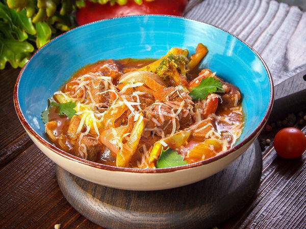 Грандъ буфетъ - Язык запеченный с овощами под соусом болгари