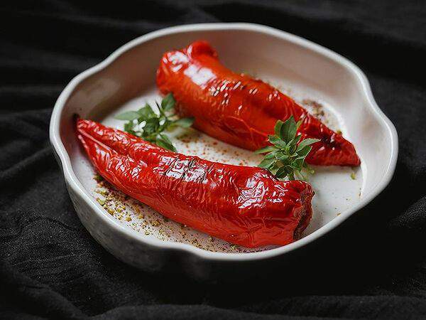 Инжир - Перцы рамиро с телятиной и сулугуни под соусом дзадзики