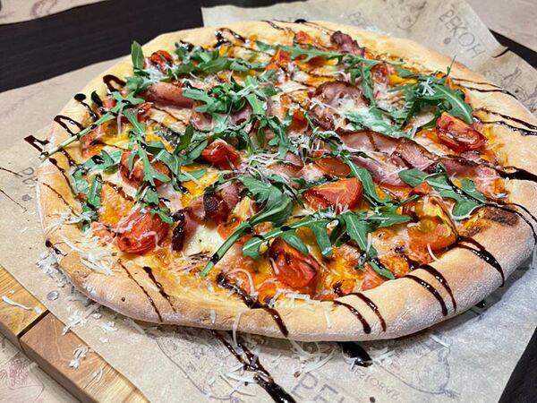 Бекон Restobar - Итальянская пицца с беконом и двумя видами сыра