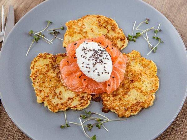 Шкаф - Драники с лососем и яйцом пашот