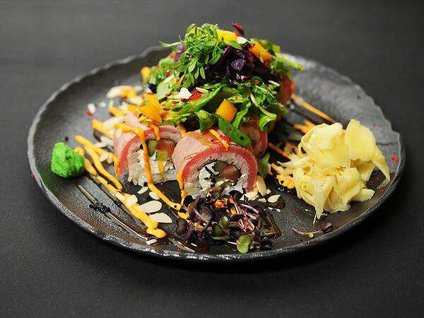 Papaya - Ролл никкей с тунцом татаки и соусом том-ям