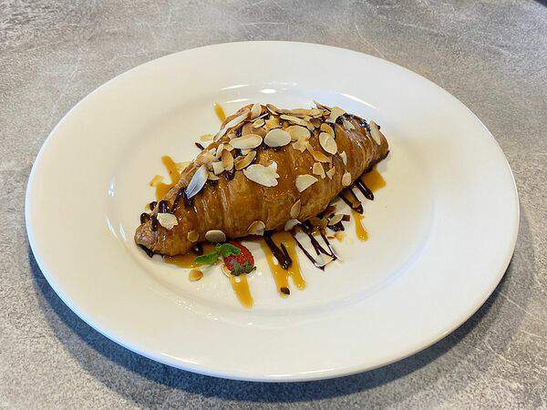 Gosti - Круассан с шоколадом, орехами и карамелью