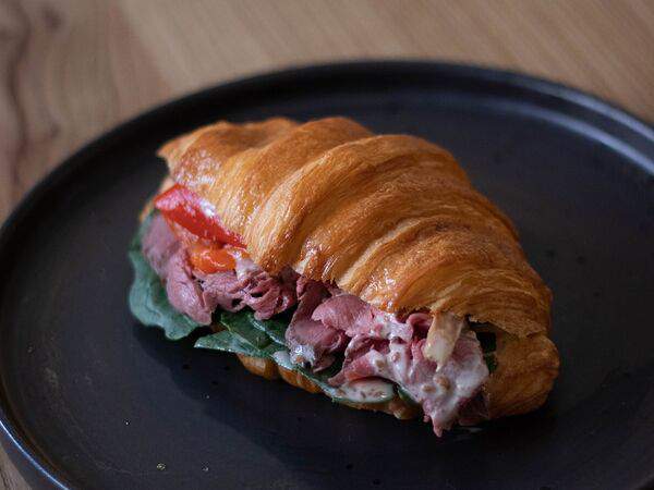 Garderob - Круассан с говяжьим ростбифом и запечённым перцем