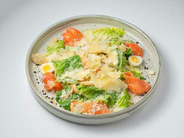 Grillage - Салат Цезарь со слабосоленой семгой