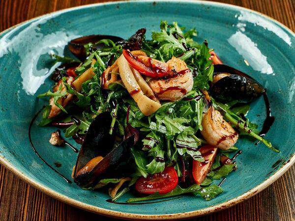 Ресторанчик старый город - Салат с морепродуктами