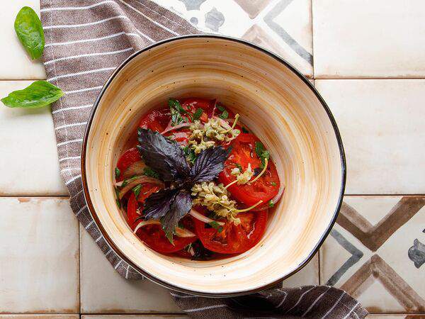 Хачо и Пури - Салат с помидорами и красным луком