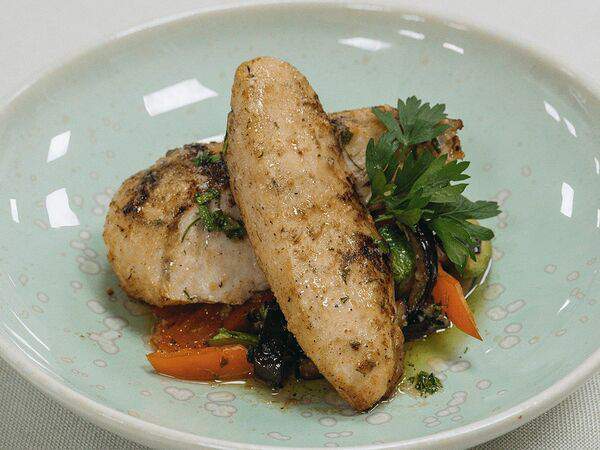 Салтанат сарайы - Куриное филе с соте из овощей в масляно-чесночном соусе