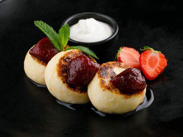 Стейк By Steak - Сырники с клубничным вареньем и сметаной