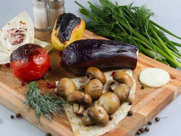 Бакинский дворик - Шашлык Овощное ассорти