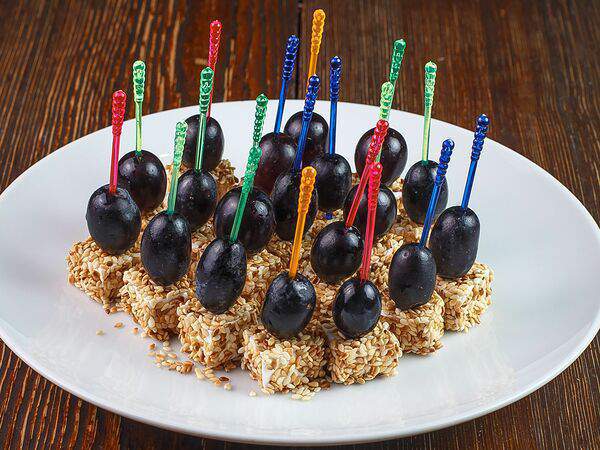 Галушка - Канапе с сыром фета и винoградом