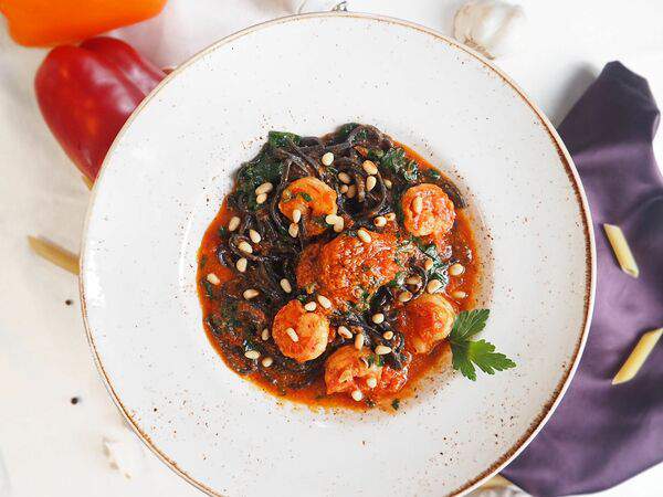 Вилла Подлипки - Спагетти с чернилами каракатицы, креветками и шпинатом