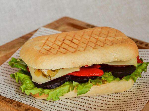 Traveler's coffee - Сэндвич с печеным перцем, свеклой и сыром