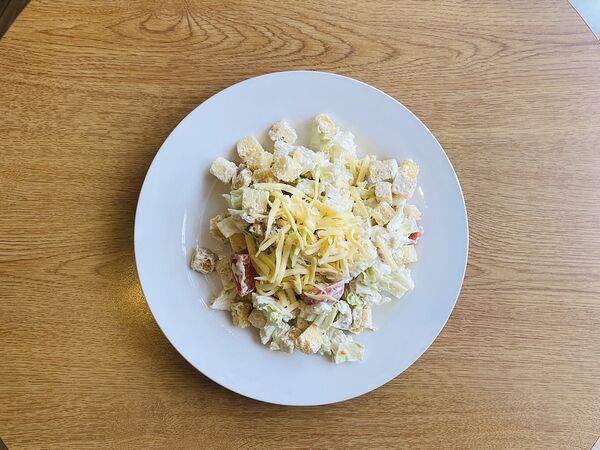 Изюм - Салат Цезарь с курицей классический