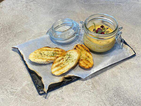 Gosti - Паштет и утиной грудки с брускеттой