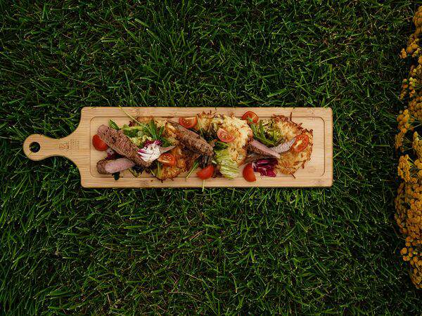 Caramelle Village - Половинка мраморного Стейка Рибай с запеченными овощами и кето-чипсом из пармезана