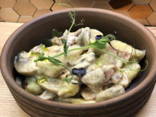 Кофейня Зеленая Улица - Ньокки со сливочными грибами, беконом и зеленью