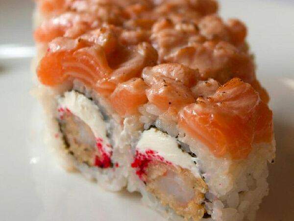 Море в коробке - Роллы Опаленный лосось и креветка темпура