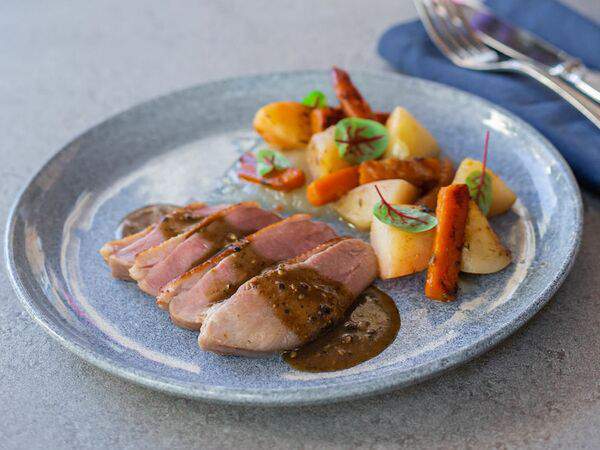 Месье оливье - Утиное филе с мочеными яблоками и перечным соусом