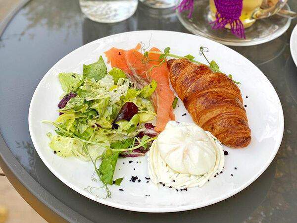 Нельзя - Круассан французский с лососем, салатом и яйцом пашот