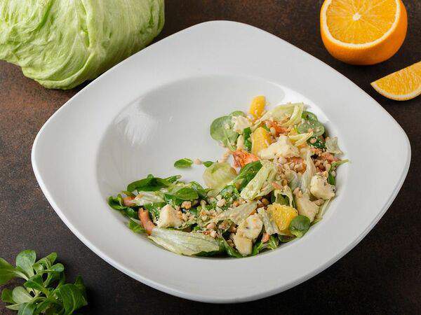 Fish & Grill - Салат с апельсином, форелью и сыром Рокфор