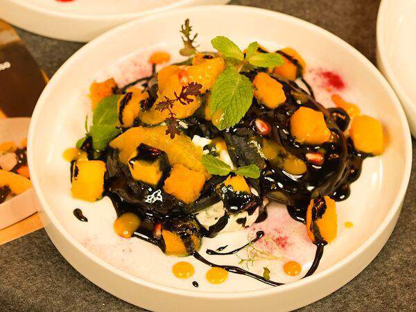 Sisters Coffee & Wine - Черные панкейки с домашней рикоттой