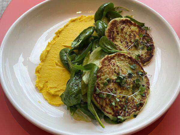 Black Fox - Салат с хумусом и котлетой из авокадо