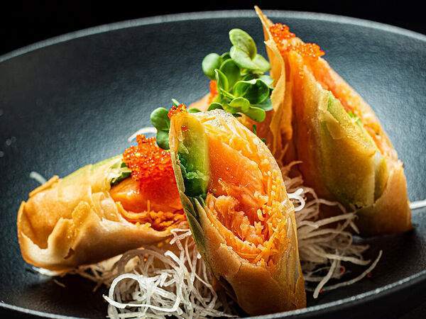 Ewoki - Crispy roll с копченым лососем и авокадо