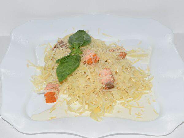 Едим дома - Паста Феттуччине с лососем в сливочном соусе