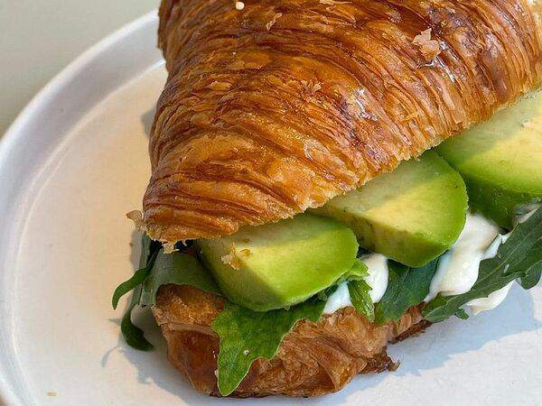 Zanoza Open Bar - Круассан с авокадо