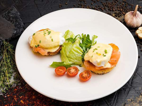 Corner Grill - Яйца бенедикт с лососем