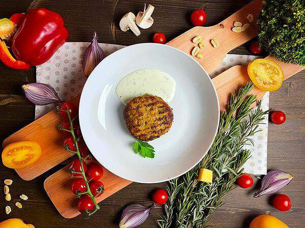 Black wood lounge bar - Мясной бифштекс с чесночным соусом