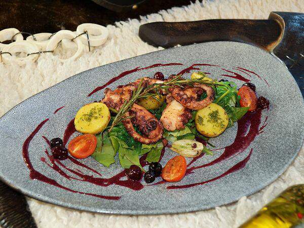 Викинги - Осьминог с чесноком, травами, молодым картофелем и лапландскими ягодами