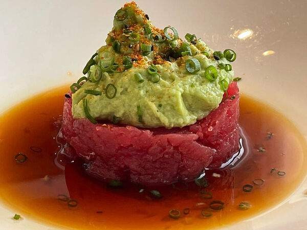 Причал - Тартар из тунца с авокадо и соусом шисо