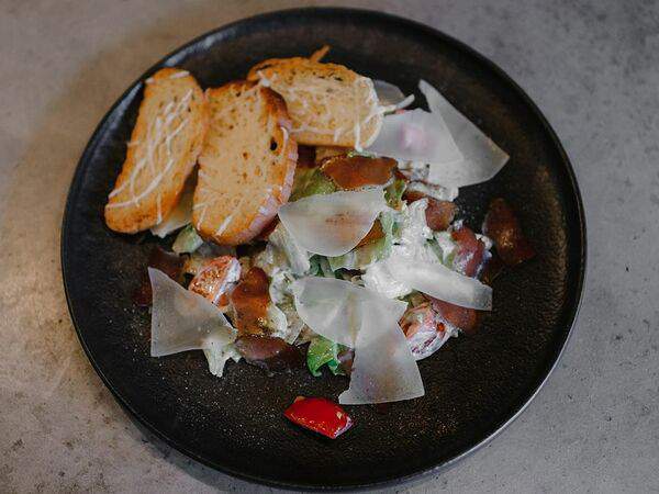 Kotleta bar - Салат Цезарь с вяленой уткой