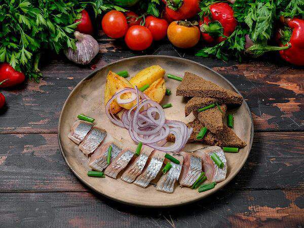 Джани Ресторани - Сельдь с запеченным картофелем и тостами