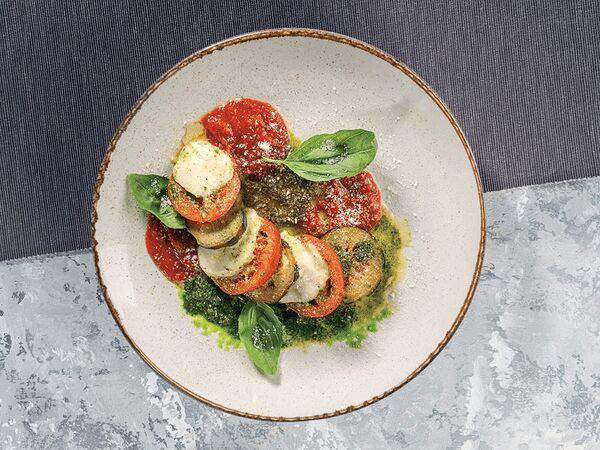 Итальянский ресторан Casa Mia - Моцарелла с печёными баклажанами и томатами
