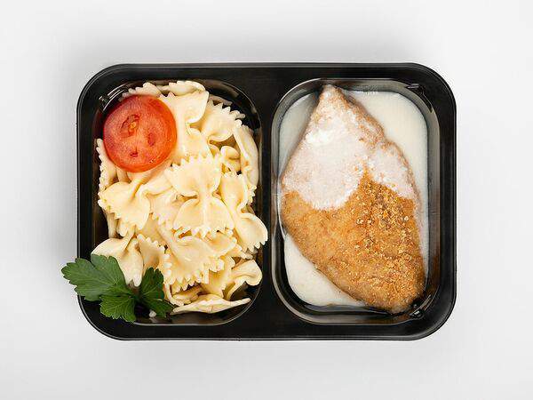 Кухня Рядом - Куриная котлета в сливочном соусе с фарфалле