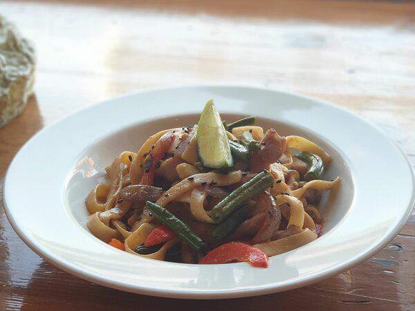 Монплезир - Паста с курицей в соево-имбирном соусе