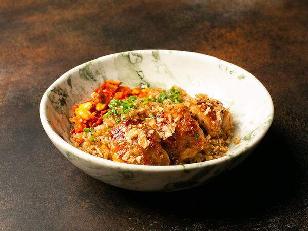 Горячо Азия - Жареный рис с цыпленком и пряным арахисом