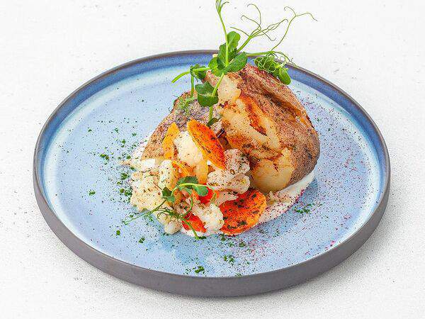 AVO Kitchen & Bar - Судак-тудак с картофелем и миксом из маринованных овощей